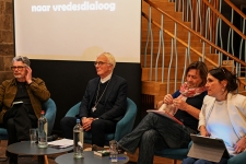 Van oorlogsretoriek naar vredesdialoog